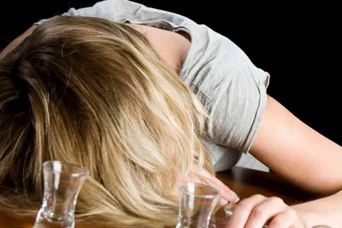 Женщина с рюмками с алкоголем